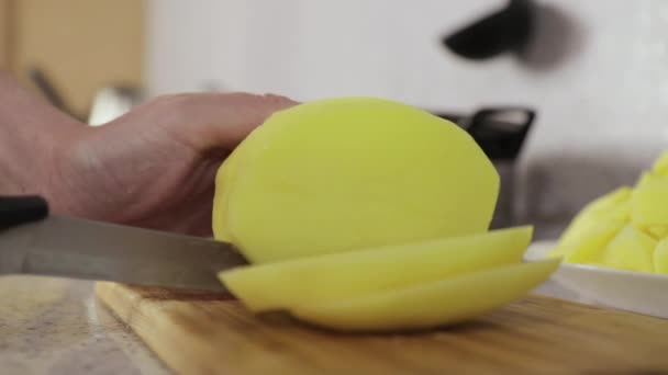 Handen gesneden aardappelen in plakjes close-up — Stockvideo