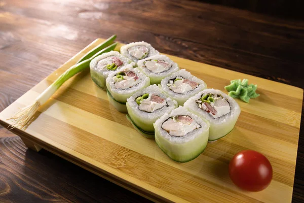 Salatalıklı suşi, tavuk, yeşil pırasa ve domatesli wasabi.