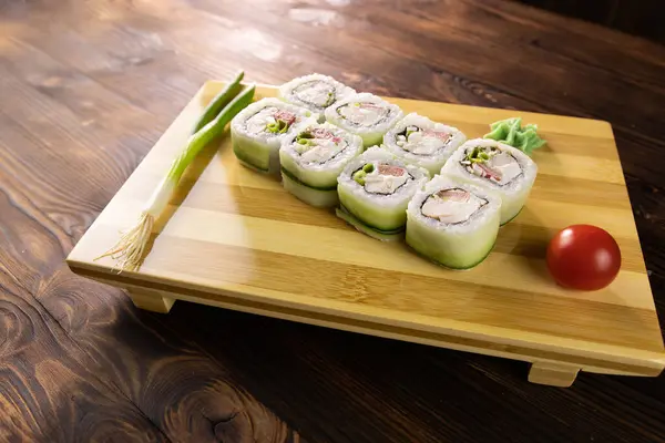 Salatalıklı suşi, tavuk, yeşil pırasa ve domatesli wasabi.