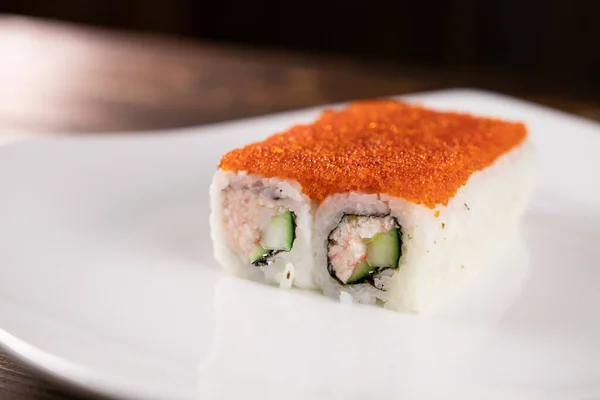 Avokado, kar yengeci ve beyaz tabakta kırmızı tobiko havyarı.
