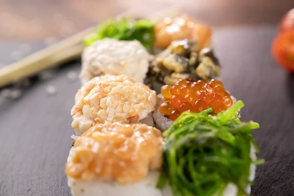 Bir kep yosun, kırmızı havyar, shiitake mantarı, karides, soslu midye.