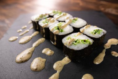 Japon soslu chuka dürümleri. Yaklaş.