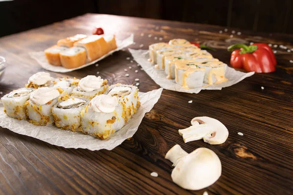 Somonlu suşi, mantarlı suşi ve dolma biberli suşi.