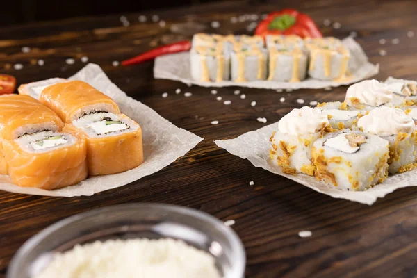 Суши с лососем, суши с грибами и суши с перцем — стоковое фото