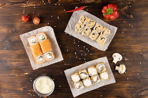Somonlu suşi, mantarlı suşi ve dolma biberli suşi.