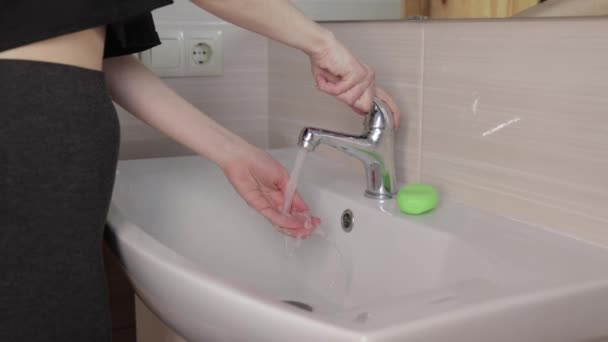 Девушка моет руки с мылом в раковине — стоковое видео