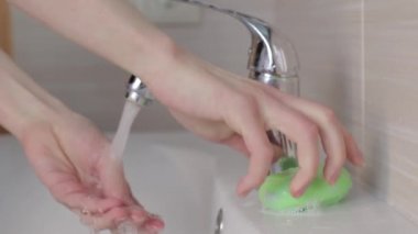 Ellerini açık tut, sabunu al ve lavaboda doğru dürüst yıka.