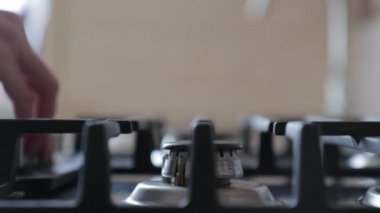 Gaz ocağı tutuştu ve tava hazır.