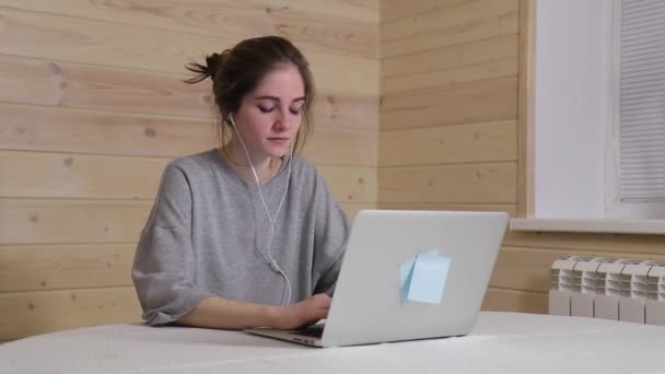 Una joven empresaria trabaja desde casa durante la cuarentena, escribe una carta a sus colegas en una charla de trabajo — Vídeos de Stock