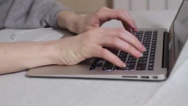 Les mains de la femme tapant un message sur un ordinateur portable, travaillant pendant la période d'isolement à la maison HD vidéo vue de côté — Video