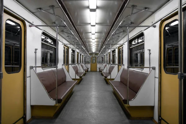 İnsanlar olmadan boş metro vagonu