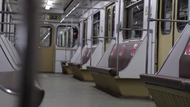 Пустой вагон метро без людей — стоковое видео