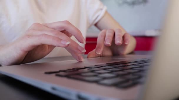 Kadın elleri dizüstü bilgisayarda dokunmatik ped kullanır. — Stok video