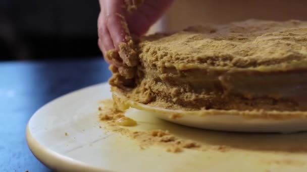 Mujer mano extiende crema en el lado de la torta en una bandeja de madera giratoria — Vídeo de stock