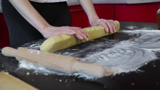 Kobieta toczy ciasto w kształcie kiełbasy — Wideo stockowe