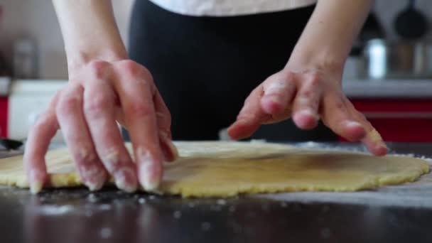 Женщина выкатила тесто, но оно прилипло к столу. — стоковое видео
