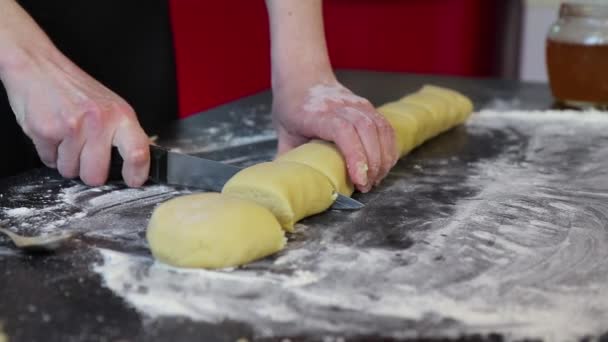 Kadınlar pasta yapmak için hamuru porsiyonlara ayırır. — Stok video