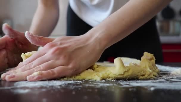 Dłonie kobiety próbuje odkleić ciasto od stołu — Wideo stockowe