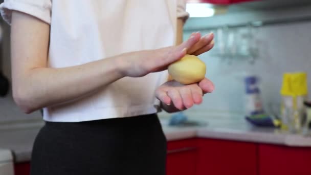 Vrouw rolt deeg voor een taart in haar handen — Stockvideo