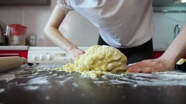 Жінка намагається замісити тісто на торт, але він приклеєний до столу — стокове відео