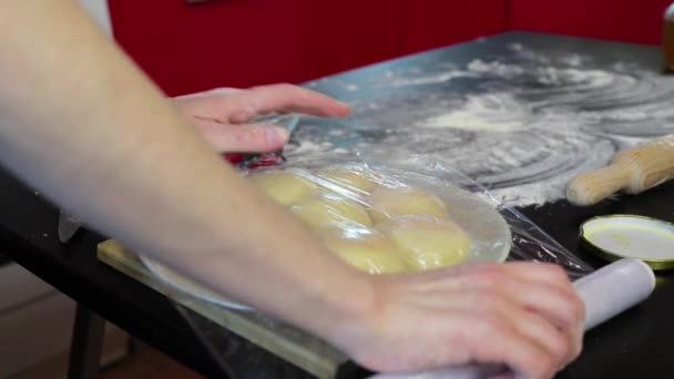 Woman pack the dough in clingfilm — Stock Video