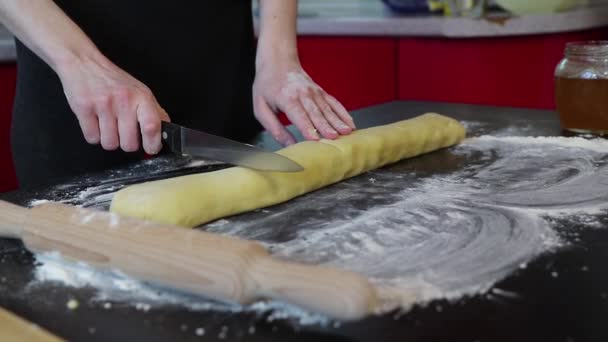 Kobieta mierzy miejsce do cięcia nożem i tnie ciasto na porcje, aby przygotować ciasta — Wideo stockowe