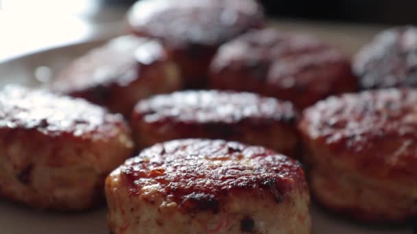 Albóndigas calientes cocidas en un plato — Vídeo de stock