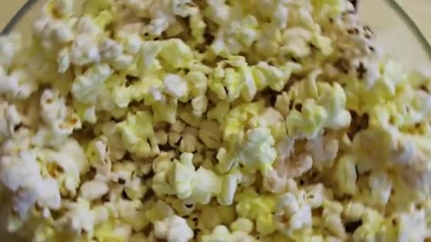 Popcorn in beweging, close up, bovenaanzicht — Stockvideo