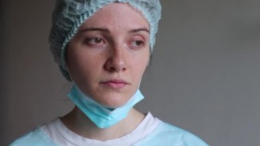 Tıbbi lastik eldivenli doktor tıbbi maske taktı.