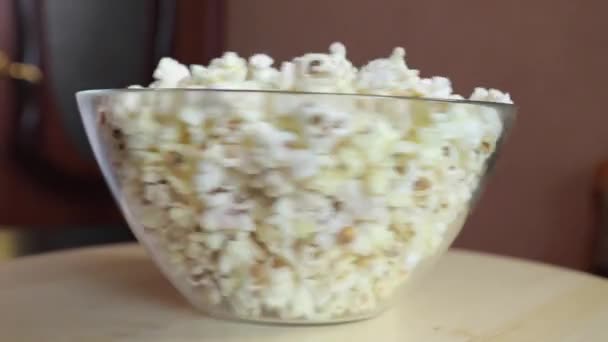 Popcorn in een bord in een draaiende houten schaal, snelle beweging — Stockvideo
