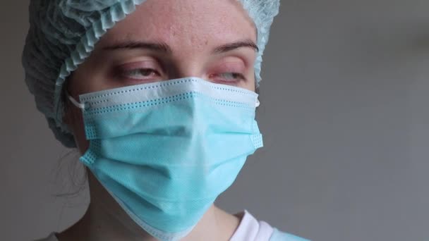 Médecin en gants de caoutchouc médical enlève un masque médical — Video