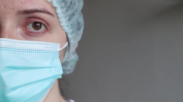 왼쪽 얼굴, 의료용 마스크를 쓰고 있는 의사 의사의 초상화 — 비디오