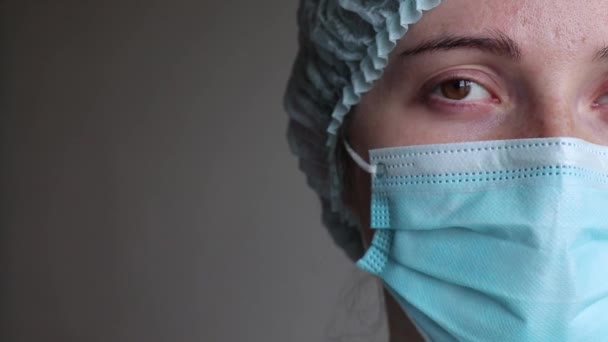 Portrait d'un médecin dans un masque médical, côté droit du visage — Video