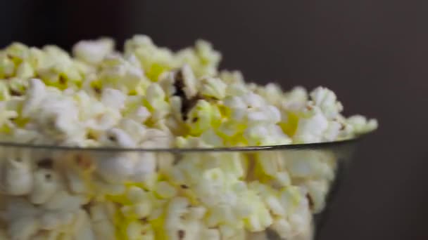Popcorn in een bord, in beweging, close-up — Stockvideo