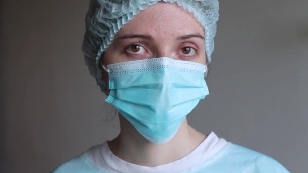 Портрет врача в медицинской маске — стоковое видео