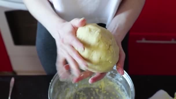 Mulher amassa a massa de farinha e mantém-na nas mãos, vista superior — Vídeo de Stock