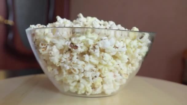 Popcorn i en tallrik på en rund träbricka, i rörelse — Stockvideo