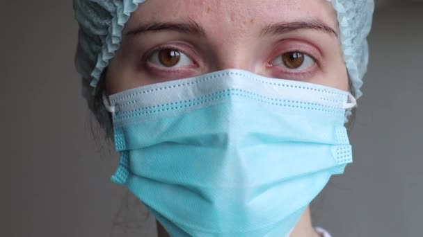 Portrait d'un médecin dans un masque médical gros plan — Video