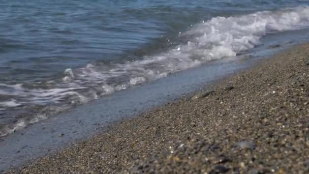 Olas de mar azul y arena mojada — Vídeo de stock