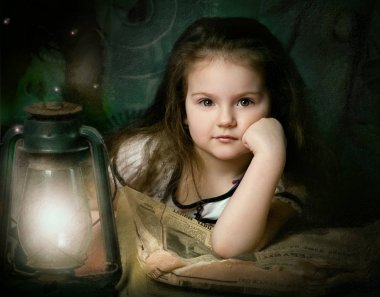 küçük bir kız eski bir parlayan lamba yanında bir kitap okuyor