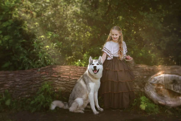 Uma Menina Caminha Pela Floresta Verão Com Cachorro Husky — Fotografia de Stock