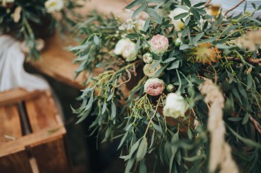 kompozisyon çiçek ve yeşillik 