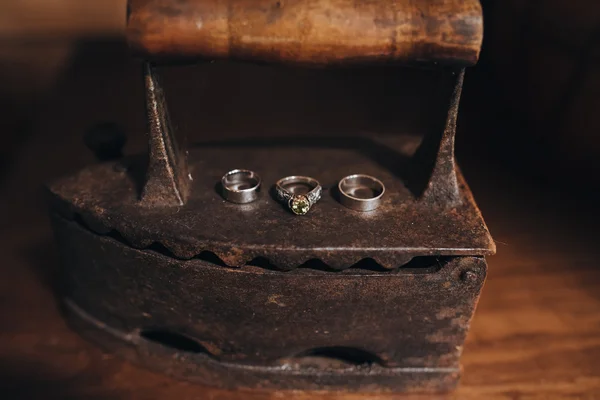 Obrączki ślubne leżą na vintage żelaza — Zdjęcie stockowe
