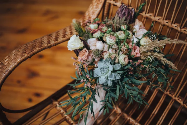 Svatba. Růžové kytice — Stock fotografie