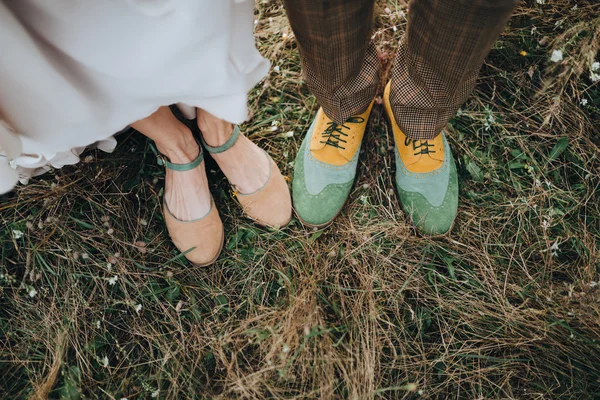 Noiva em um vestido e sapatos, noivo em sapatos — Fotografia de Stock