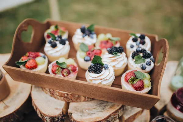 Le torte con bacche si trovano su un vassoio — Foto Stock
