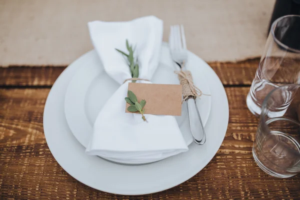 Sirviendo una mesa festiva — Foto de Stock