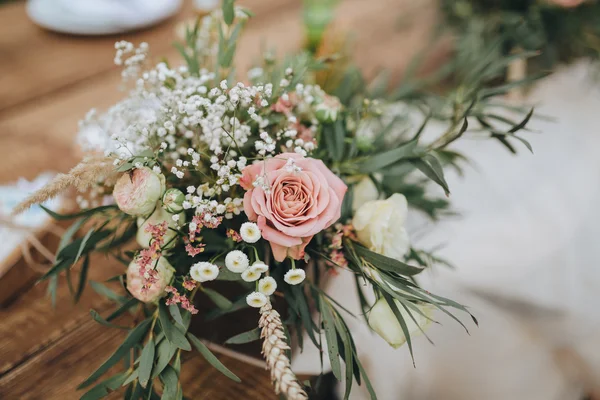 Composição de flores e verdura — Fotografia de Stock