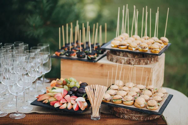 Tavolo con spuntini è nella zona di festa di nozze — Foto Stock