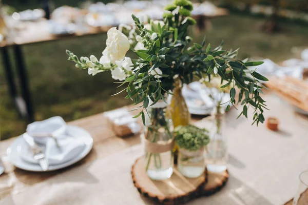 La composition de fleurs et de verdure — Photo